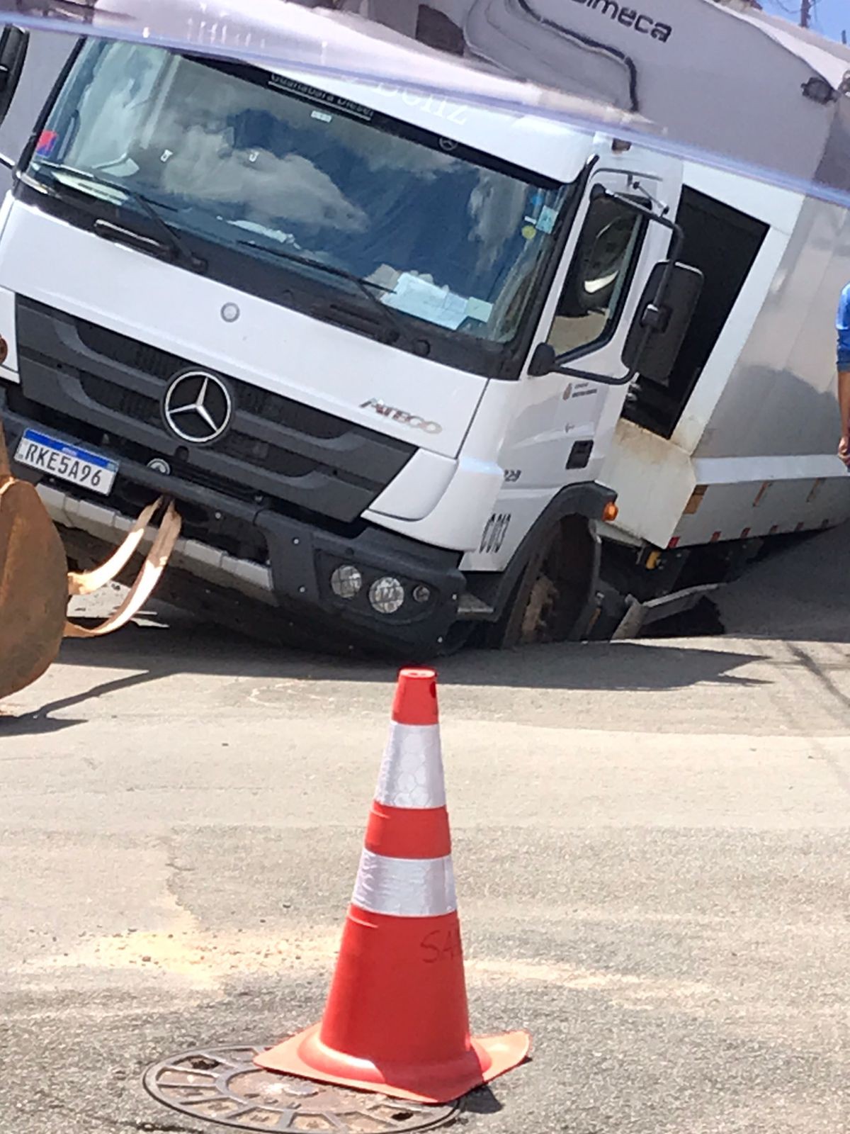 Caminhão de lixo afunda em rua e abastecimento de água é suspenso em bairro de Mogi Mirim
