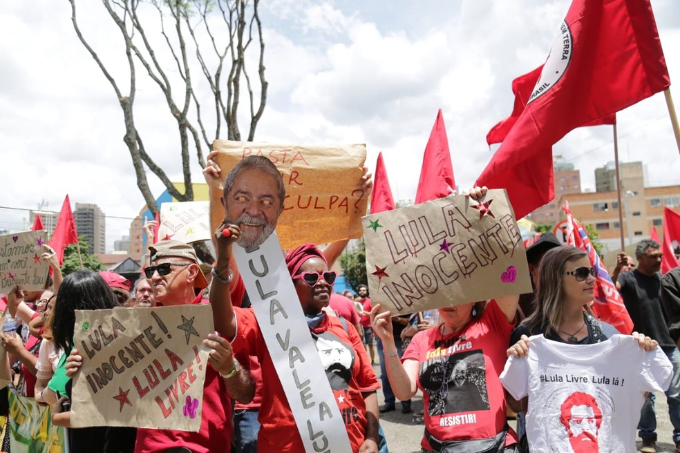 Apoiadores do Lula se manifestaram no entorno do prédio da Justiça Federal, onde o ex-presidente foi  interrogado nesta quarta-feira (14) — Foto: Giuliano Gomes/PRPRess