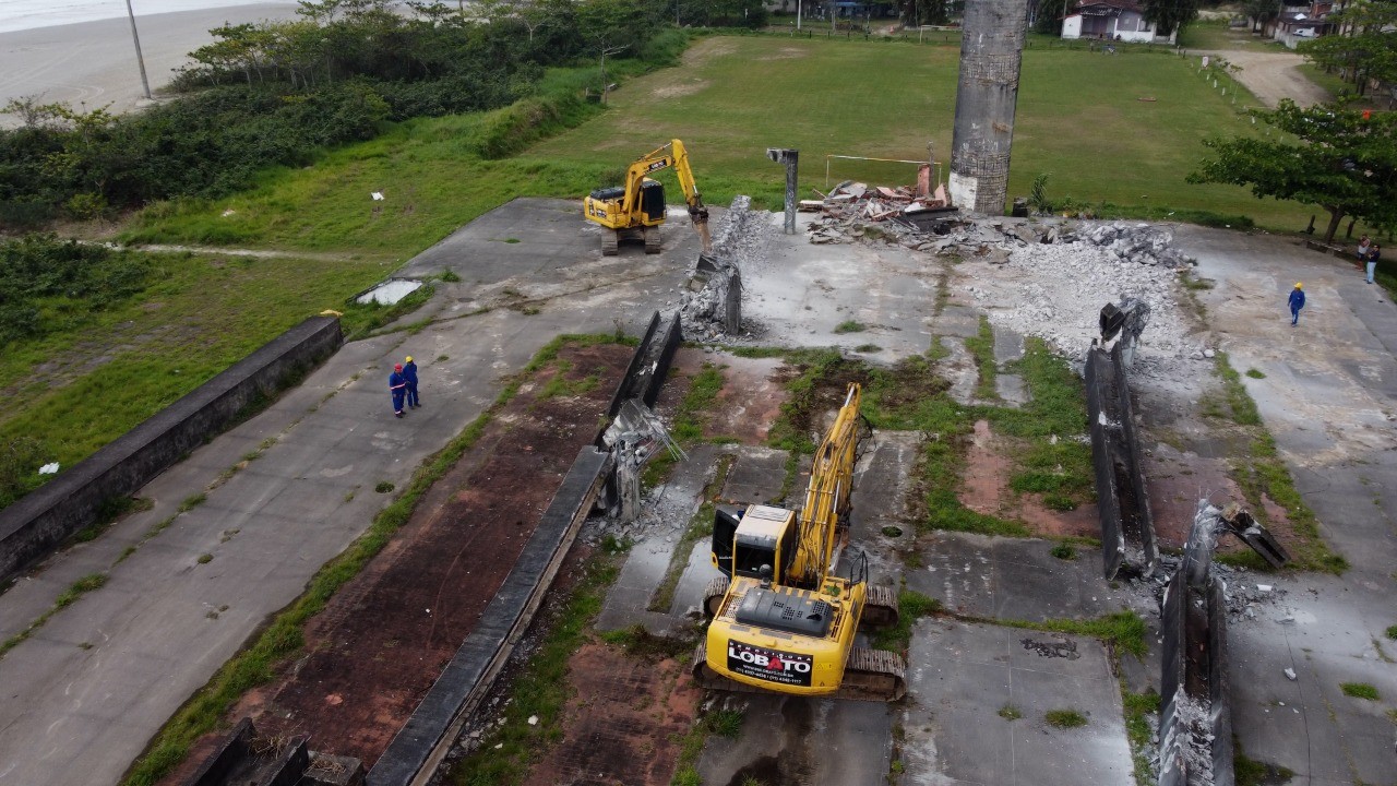 Antigo terminal é demolido para a construção da Vila do Bem em Bertioga, SP