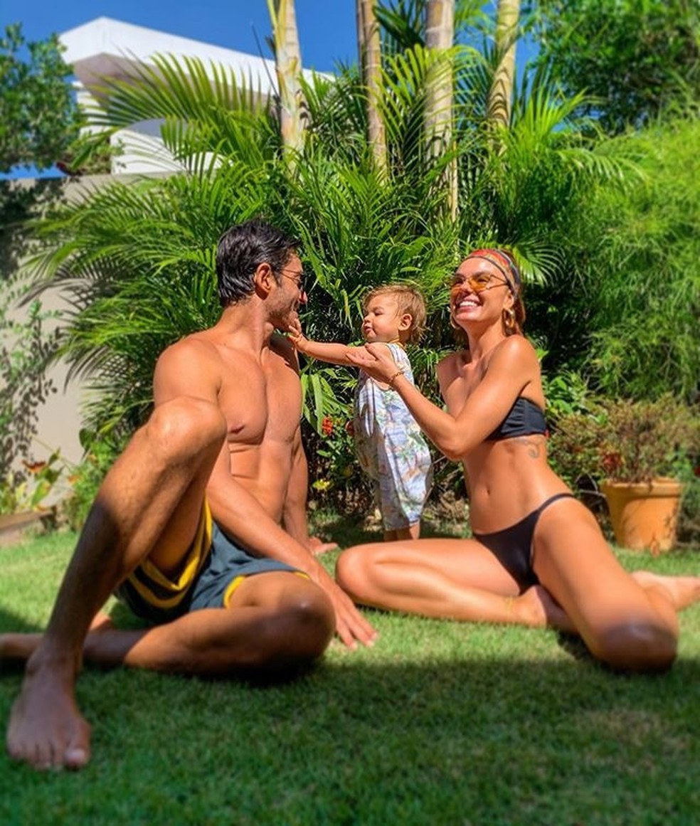 Isis Valverde com o marido, Andr&eacute; Resende, e o filho, Rael, tamb&eacute;m incrementa o biqu&iacute;ni preto com len&ccedil;o amarrado na cabe&ccedil;a &mdash; Foto: Reprodu&ccedil;&atilde;o/Instagram