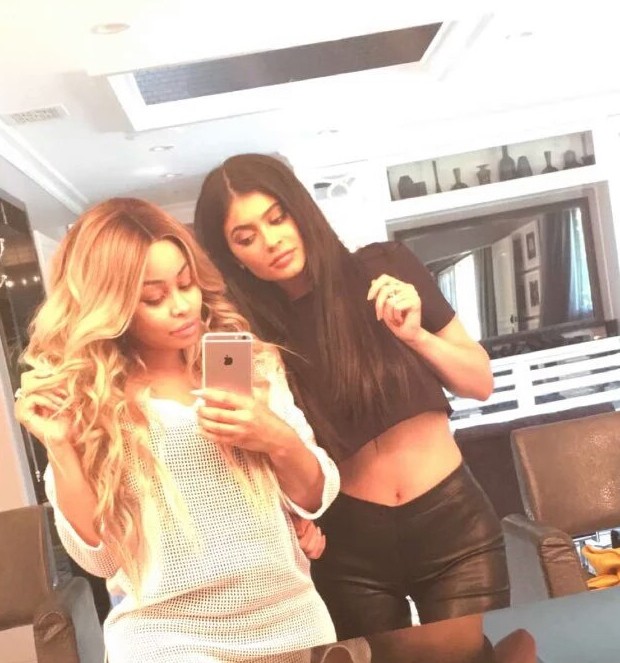 Apesar dos rumores que apontam uma rivalidade, Blac Chyna e Kylie Jenner afirmam que são amigas (Foto: Snapchat/Reprodução)
