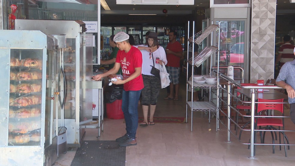 Padaria em Samambaia Norte, no DF, vítima do golpe de criminosos que se passavam pro funcionários da CEB para cobrar falsas dívidas — Foto: TV Globo/Reprodução