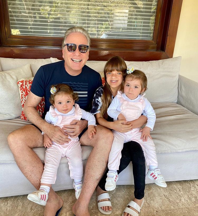 Roberto Justus curte com netas e filha (Foto: Reprodução: Instagram)