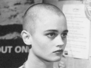 A atriz Robin Tunney em cena do filme 'Sexo, drogas e confusão' (1995), no qual raspou o cabelo (Foto: Divulgação)
