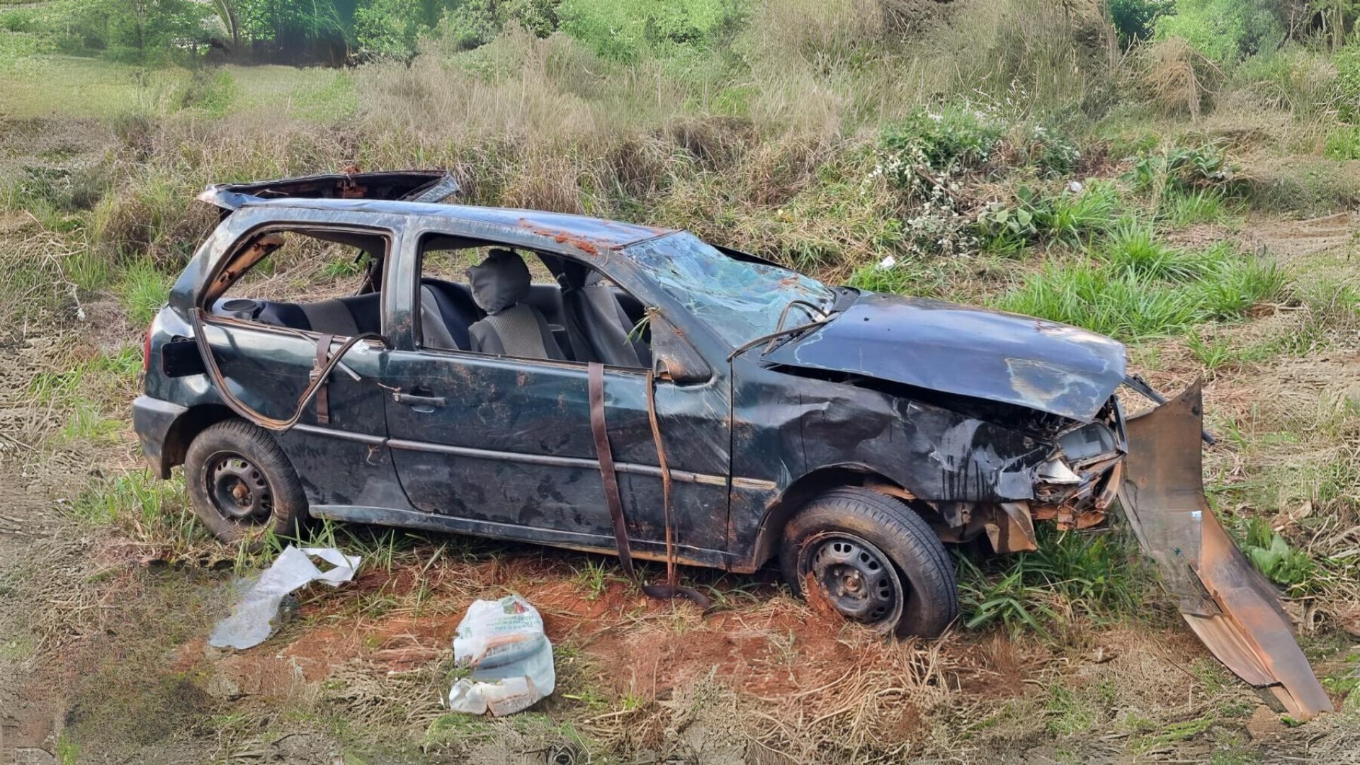 Sem cadeirinha e cinto de segurança, criança e adulto são arremessados de carro em capotamento em MG