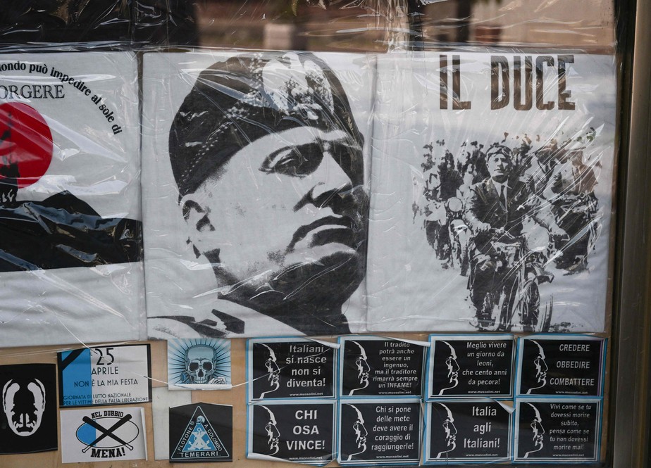 Loja com souvenirs de Mussolini retrata o culto centenário ao líder fascista em Predappio, norte da Itália