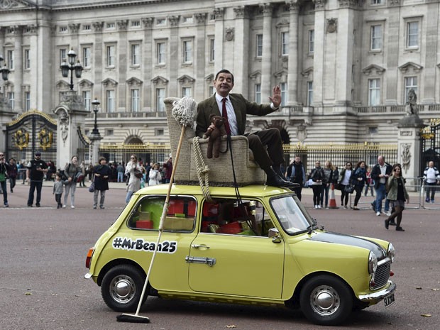 O ator britânico Rowan Atkinson posa sobre seu 'minicarro' perto do Palácio de Buckingham nesta sexta-feira (4) para comemorar os 25 da série (Foto: Toby Melville/Reuters)