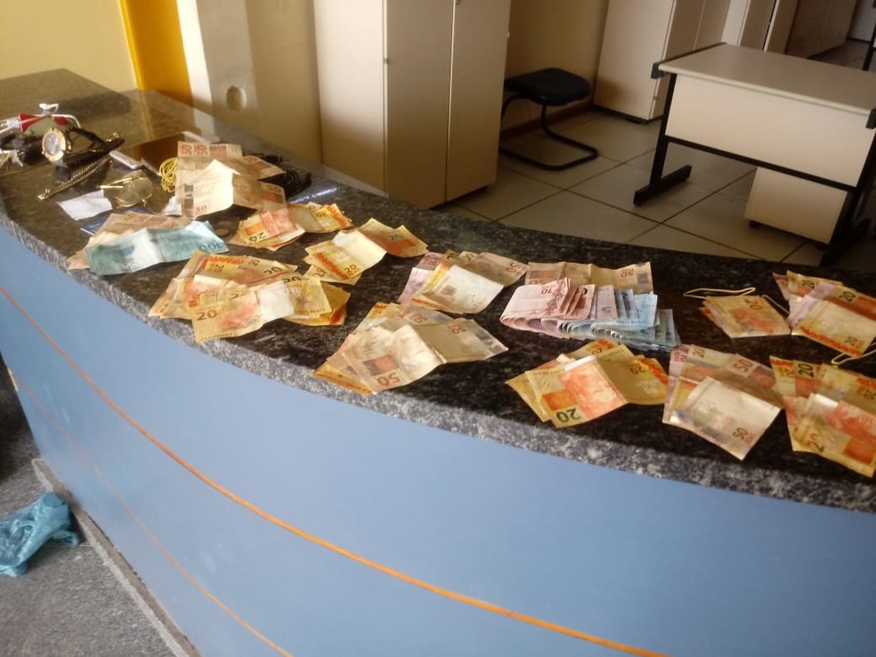 Dinheiro apreendido foi levado para delegacia — Foto: Divulgação