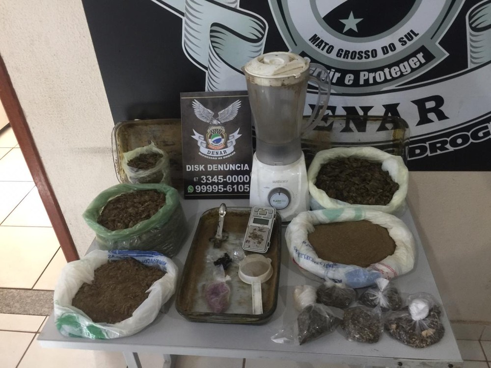 Drogas e objetos encontrados no laboratório que estudante mantinha em casa — Foto: Graziela Rezende/G1 MS