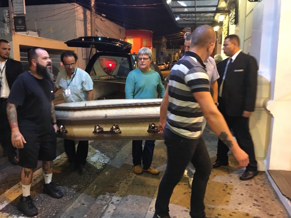 Corpo da atriz Eloísa Mafalda chegou por volta das 21h em Jundiaí (Foto: Priscila Mota/TV TEM)