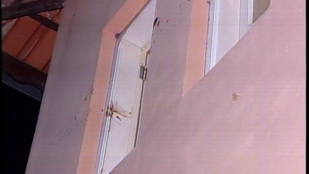Marcas de sangue ficaram na janela do apartamento onde o professor Gilmar Eustáquio da Silva foi morto por Leandro Caixeta Alves — Foto: TV Integração/Reprodução