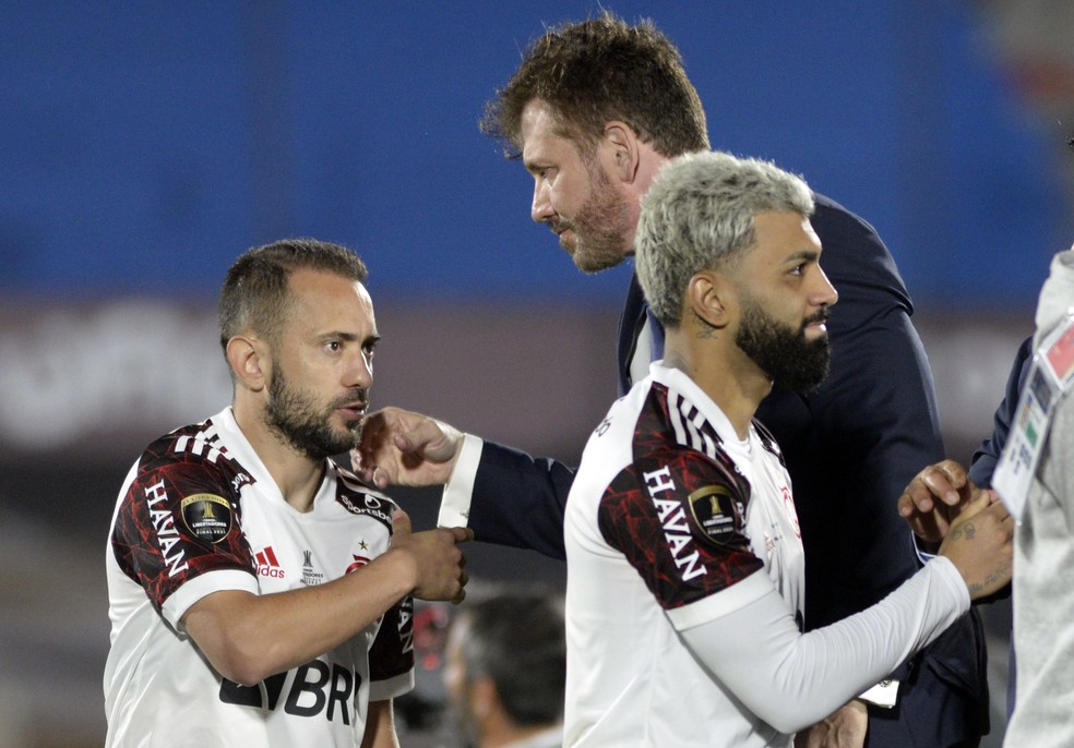 Everton Ribeiro e Gabigol na cerimonia de premiação da Libertadores — Foto: REUTERS/Andres Cuenca Olaondo