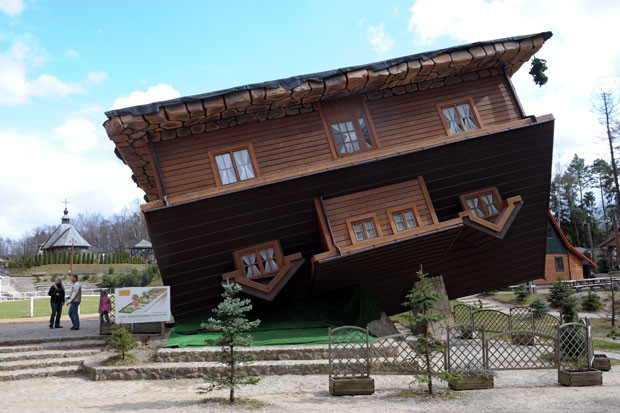 Casa construída de cabeça para baixo é atração turística na cidade de Szymbark. (Foto: Janek Skarzynski/AFP)