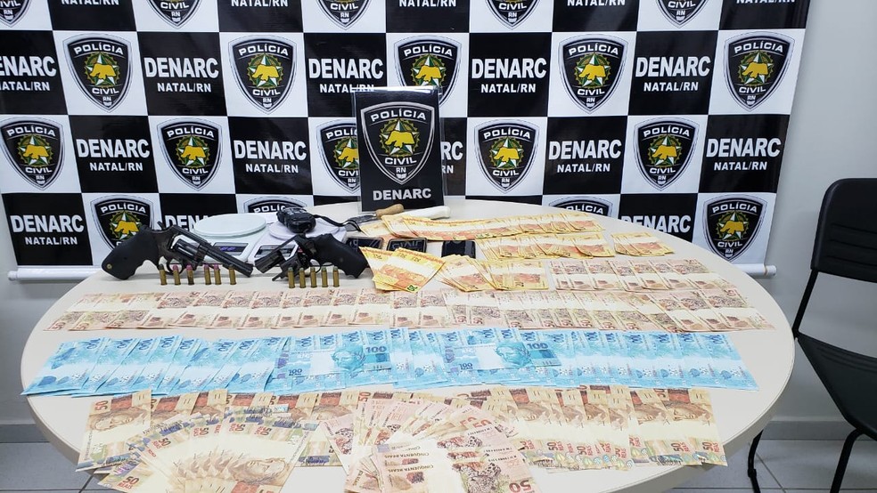R$ 10 mil em notas falsas estavam escondidos dentro de quarto de hotel em Natal — Foto: Polícia Civil/Divulgação