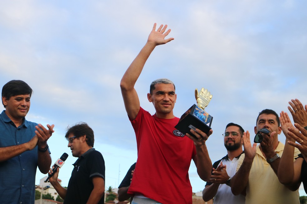 Santos recebe trof&eacute;u em sua cidade natal, Cabaceiras  &mdash; Foto: Rafael Costa