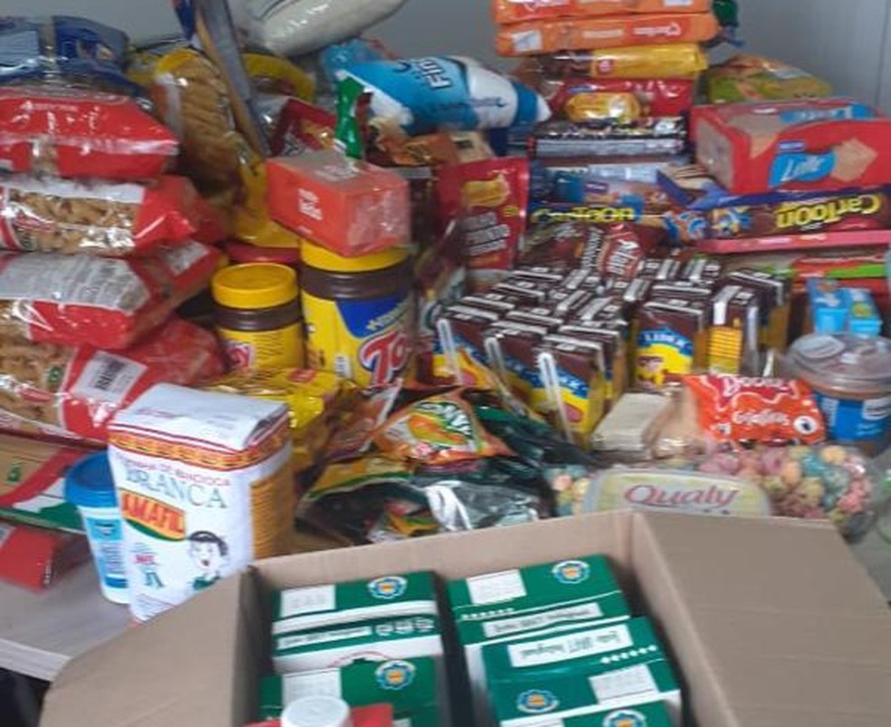 Colégio arrecadou vários alimentos para ajudar famílias carentes — Foto: Arquivo pessoal
