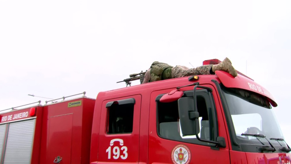 Atirador de elite sobre caminhÃ£o do Corpo de Bombeiros mira Ã´nibus na Ponte Rio-NiterÃ³i â€” Foto: FlÃ¡vio Capitoni/ TV Globo
