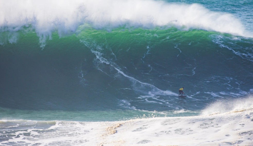 Pedro Scooby em ação em Nazaré — Foto: Divulgação