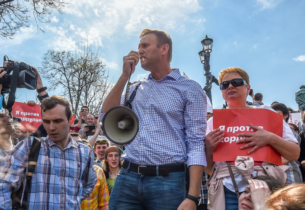Alexei Navalny, líder opositor russo, em manifestação contra Putin em maio de 2018, momentos antes de ser detido. — Foto: Reuters