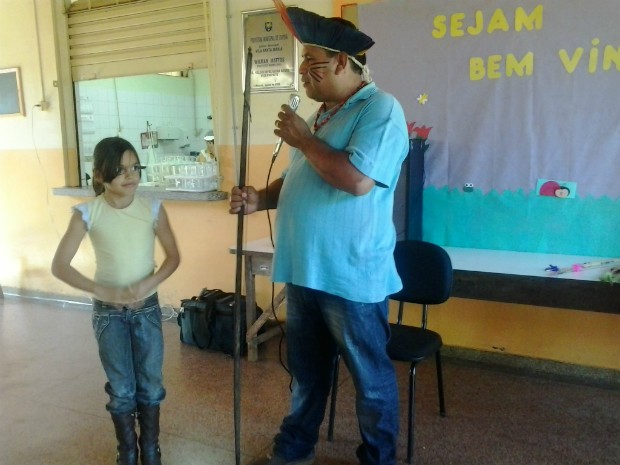 Valdir Cândido responde a perguntas dos estudantes durante visita em escola. (Foto: Giliardy Freitas / TV TEM)