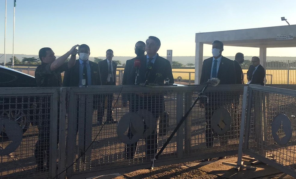 Bolsonaro falou com jornalistas na porta do Palácio da Alvorada — Foto: Guilherme Mazui/G1