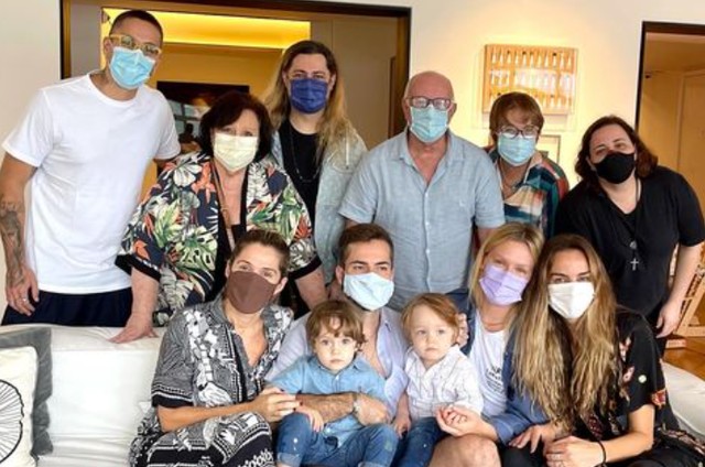 Amigos e família de Paulo Gustavo se reúnem na casa do viúvo do ator (Foto: Reprodução)