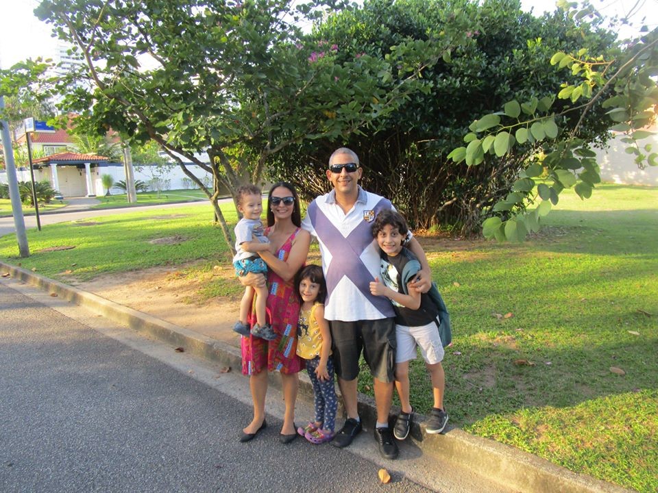 Bruna Fernanda, o marido e os três filhos (Foto: Arquivo pessoal)