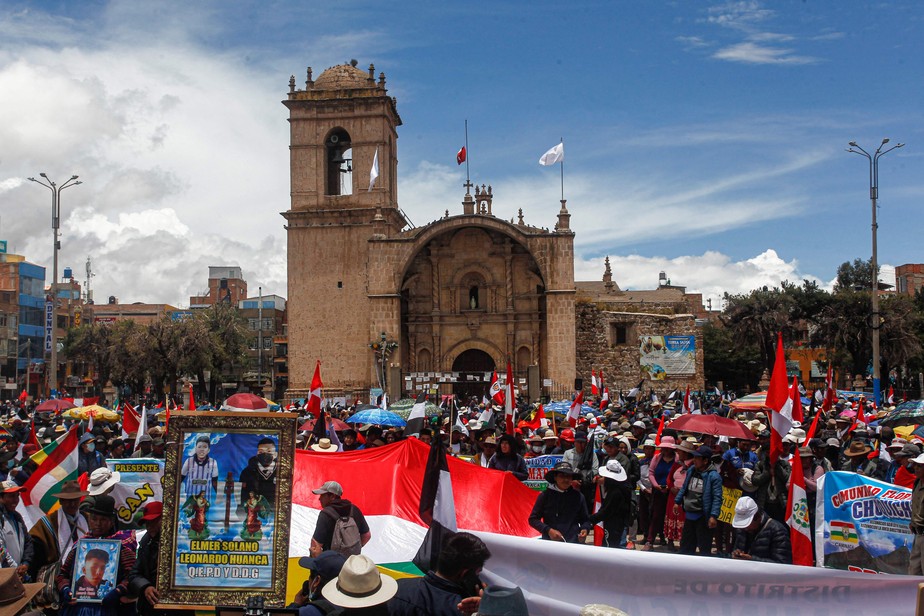 Manifestantes realizam protesto contra a presidente Dina Boluarte em Juliaca, no Sul do Peru