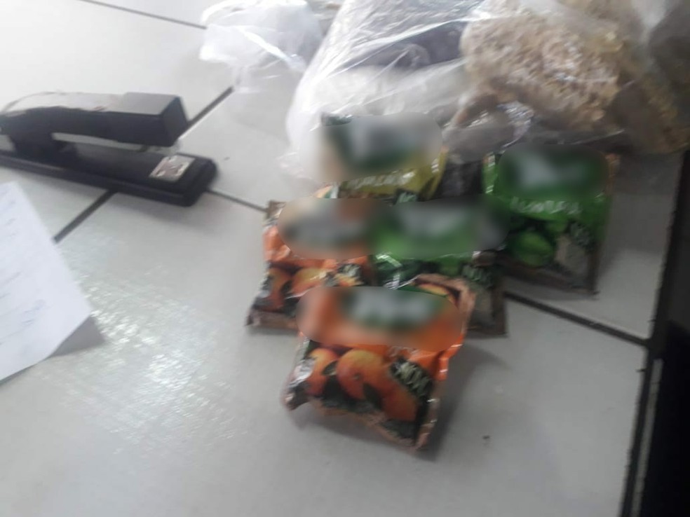 Ela levava cinco pacotes de suco artificial em pó que seriam entregues para um preso na cadeia de Cáceres (Foto: Joner Campos/Cáceres Notícias)