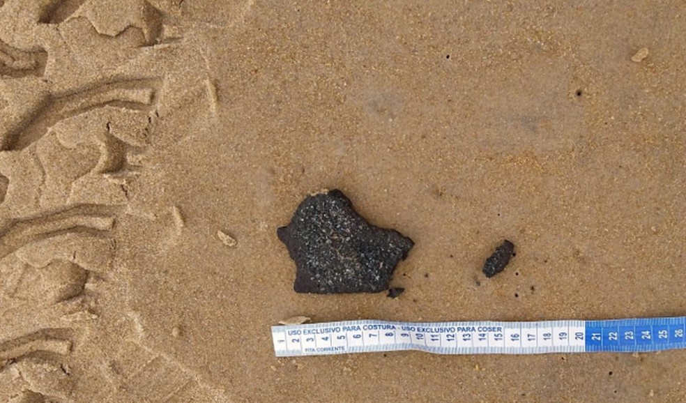 Pequenos fragmentos de óleo foram encontrados em praia do Norte do ES — Foto: Divulgação/Marinha