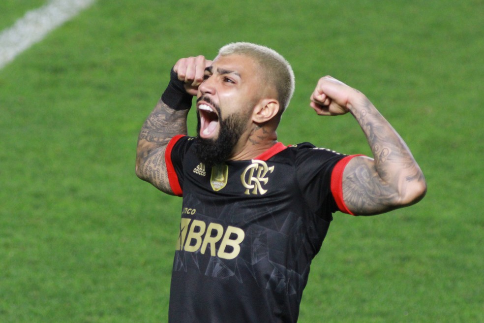 Gabigol comemora gol contra o Santos: hat-trick rendeu pedido de "Sei Lá" no Fantástico — Foto: Agif