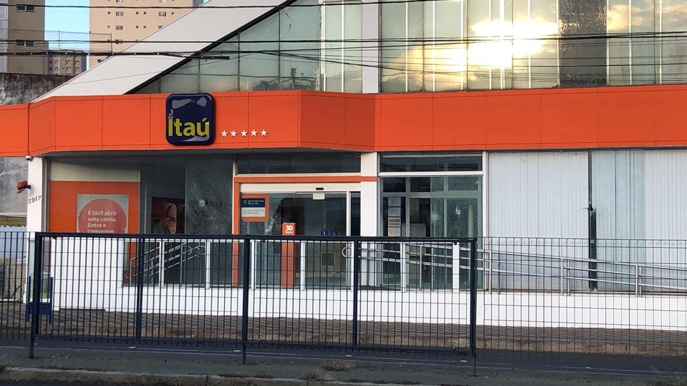 Vidros de uma das agência Itaú foram atingidos por tiros  — Foto: Bruno Sousa/G1