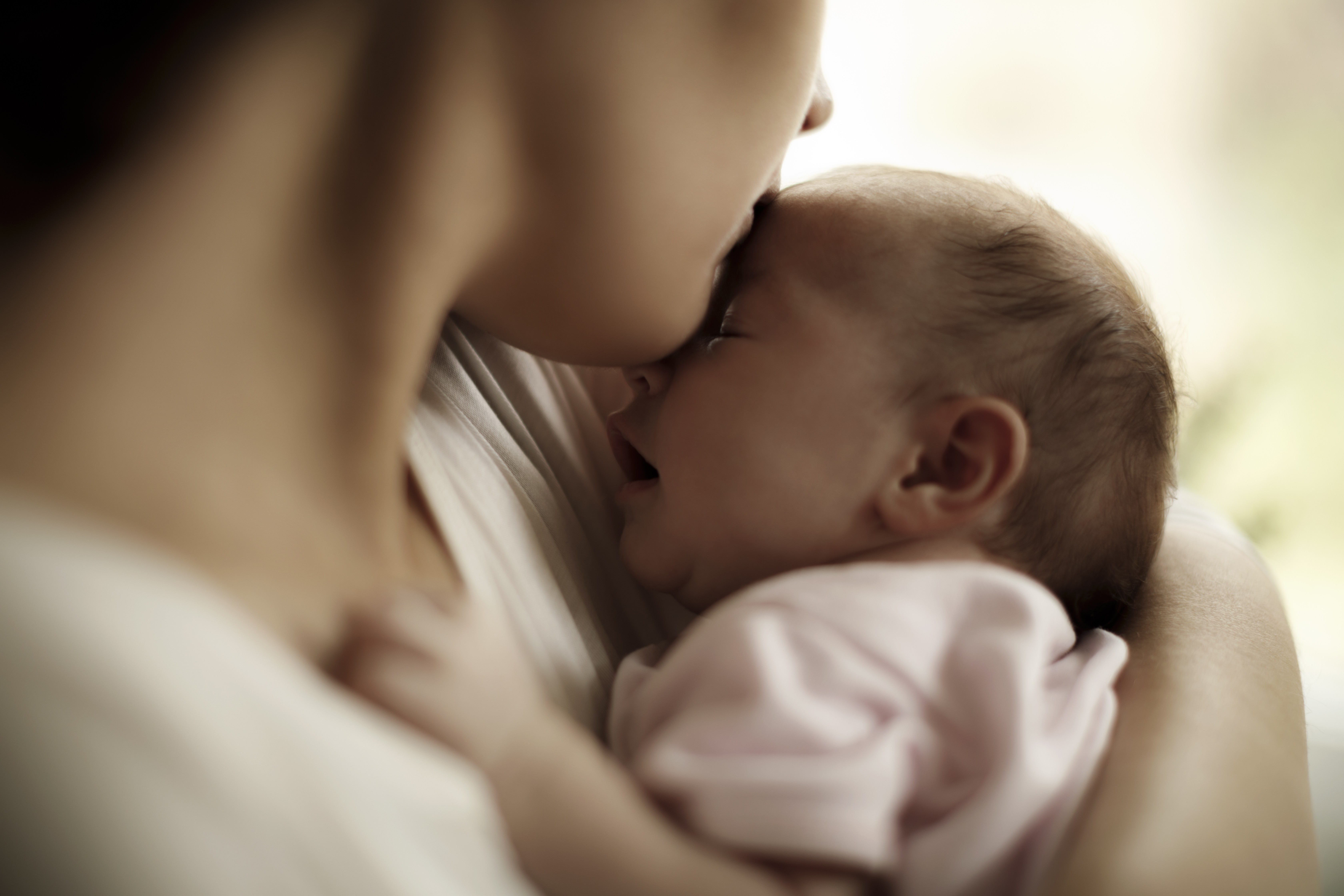 Mãe ninando o bebê (Foto: Getty Images)