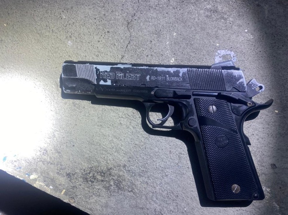 PRF prende homem que se passava por policial militar da Para&iacute;ba e apreende simulacro de pistola &mdash; Foto: Cedida