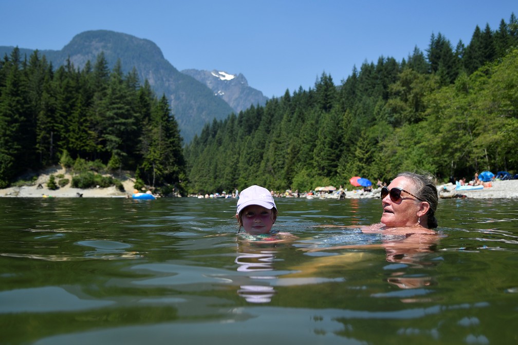 Mulher se refresca com a neta em Maple Ridge, oeste do Canadá, nesta segunda-feira (28) — Foto: Jennifer Gauthier/Reuters