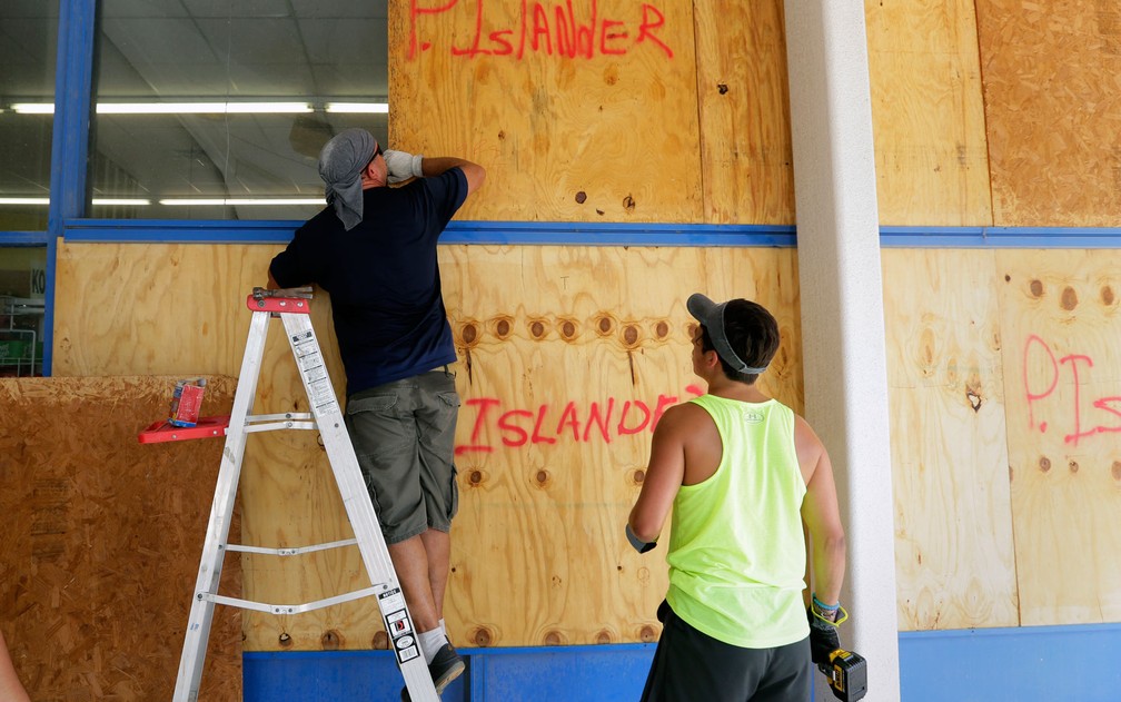 Scott Martin cobre janelas com placas de madeira em preparação para a chegada do furacão Harvey, em Corpus Christi, Texas, na quinta (24)  (Foto: AP Photo/Eric Gay)