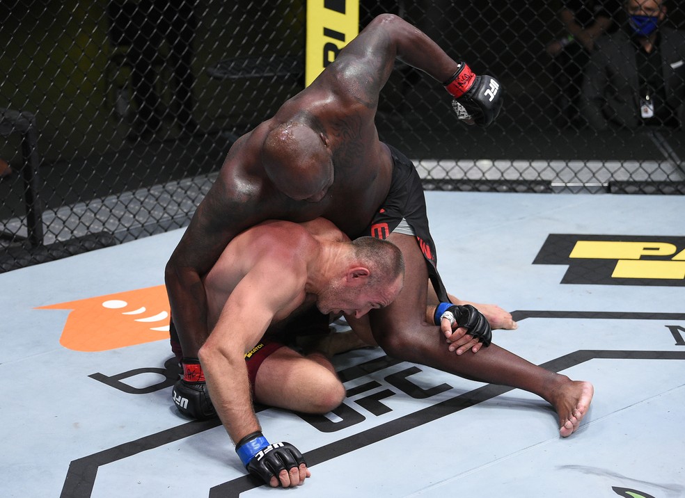 Derrick Lewis golpeia Alexey Oleynik na sua vitória por nocaute no UFC — Foto: Getty Images