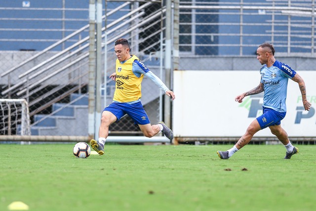 Pepê desbanca estrelas no Grêmio e ganha chance para brilhar em momento decisivo