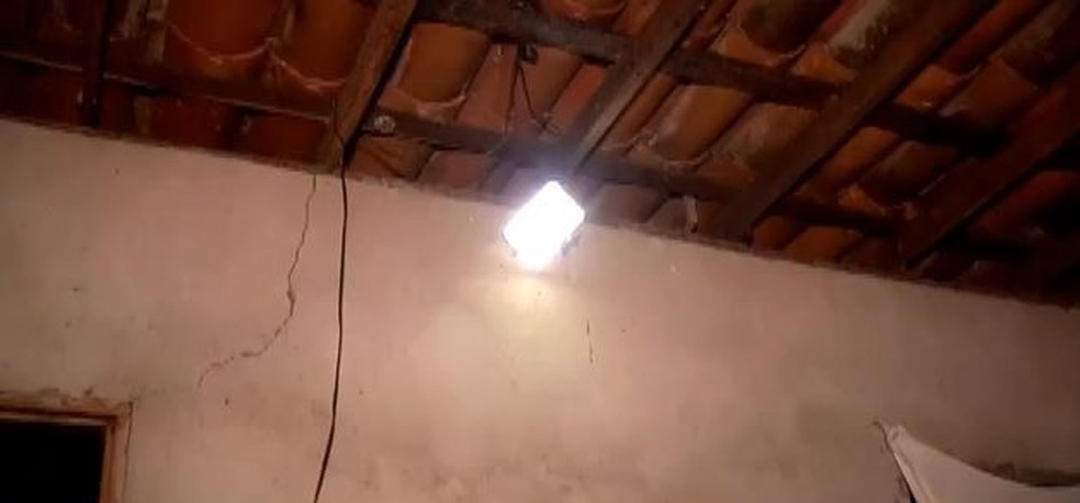 Com a eletricidade gerada pela placa solar artesanal, a casa de Maria Lúcia agora tem a primeira lâmpada. — Foto: Reprodução/ TV Verdes Mares