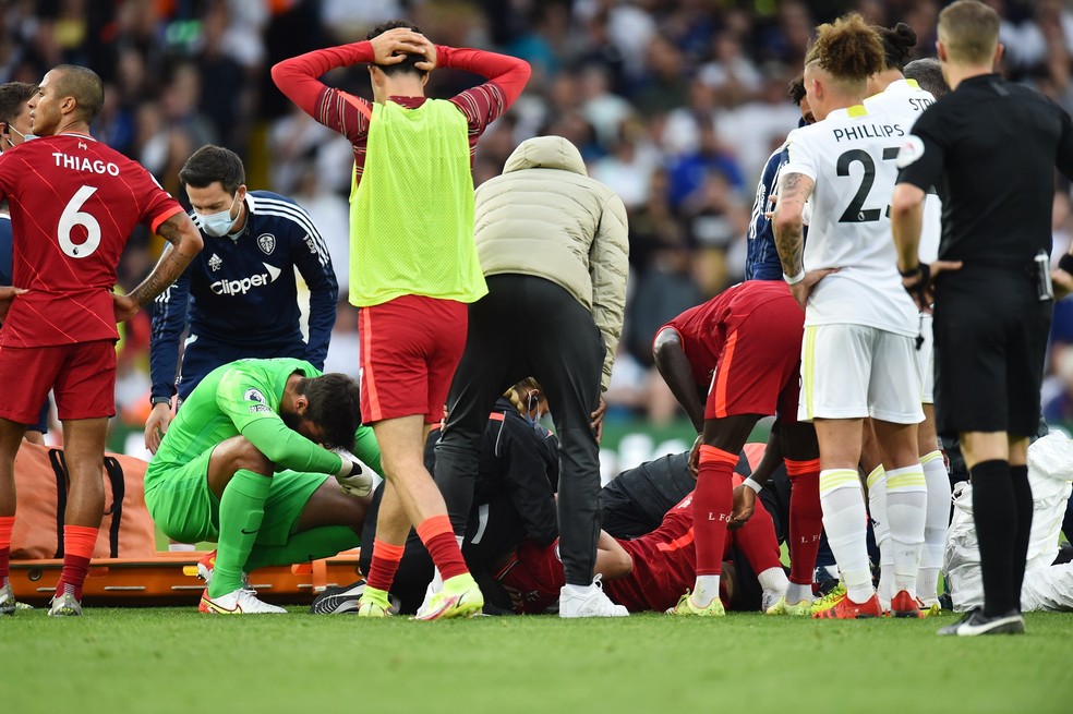 Elliot é atendido no gramado e jogadores Liverpool mostram preocupação — Foto: REUTERS