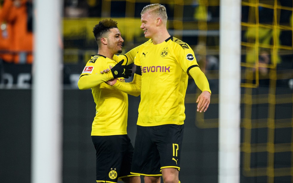 Haaland e Sancho comemoram um gol pelo Borussia Dortmund — Foto: Getty Images