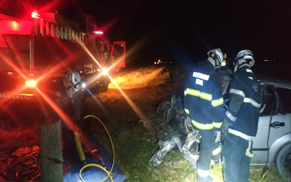 Corpo da vítima ficou preso às ferragens e foi retirado pela equipe dos bombeiros — Foto: Divulgação/Corpo de Bombeiros