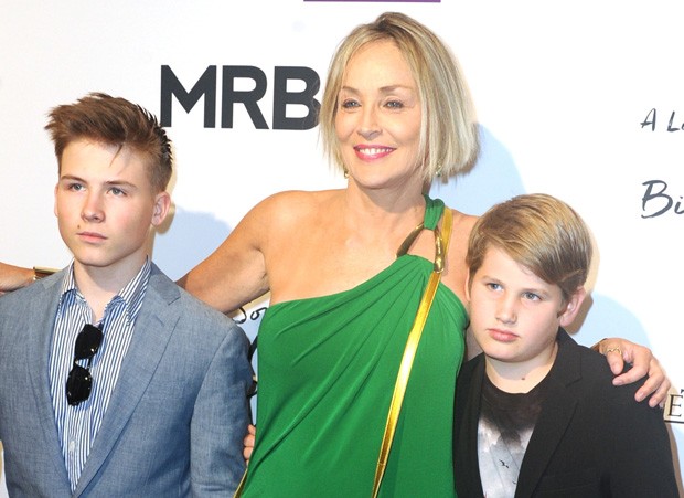Roan Bronstein, a mãe Sharon Stone e Laird Stone (Foto: Getty Images)