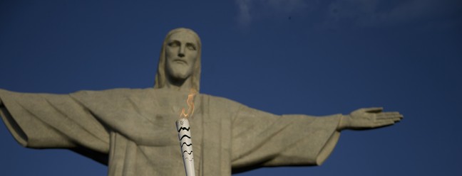 Isabel com a tocha olímpica antes dos jogos da Rio-2016 — Foto: Marcia Foletto