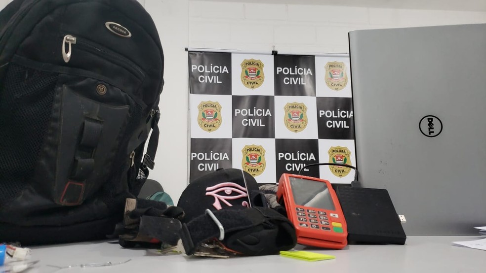 Pertences de cinco v&iacute;timas j&aacute; foram recuperados e devolvidos ap&oacute;s localiza&ccedil;&atilde;o de dois suspeitos em Bertioga, SP &mdash; Foto: Divulga&ccedil;&atilde;o/Pol&iacute;cia Civil 