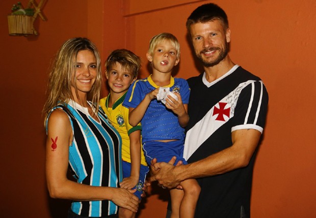 Fernanda Lima e Rodrigo Hilbert com os filhos (Foto: Marcello Sá Barretto/AgNews)