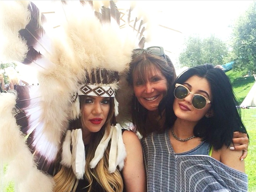 Khloé Kardashian (à esq.), uma convidada e a meia-irmã Kylie Jenner. (Foto: Instagram)