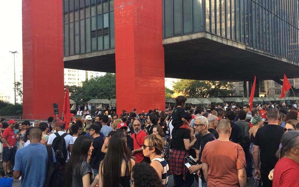 Manifestantes protestam contra a ditadura militar na Avenida Paulista neste domingo (31) — Foto: Gabriela Gonçalves/G1