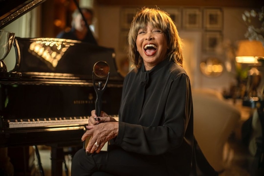 Tina Turner em sua casa  2021 com sua estátua após ser induzida ao  Rock and Roll of Fame