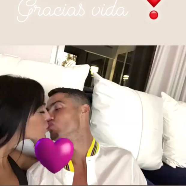 Cristiano Ronaldo ganha beijo da namorada após derrota de Portugal (Foto: Reprodução/Instagram)